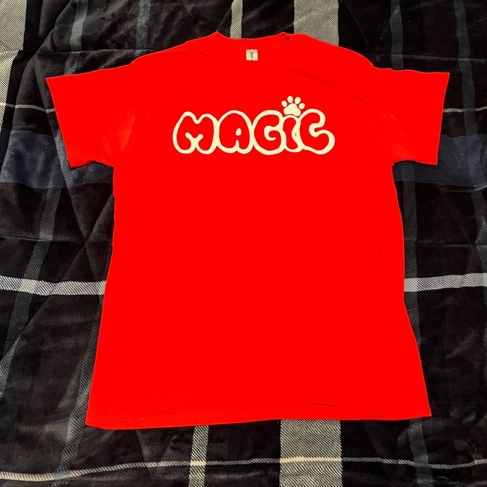 Gildan Men's Magic T-Shirt Size Medium Red